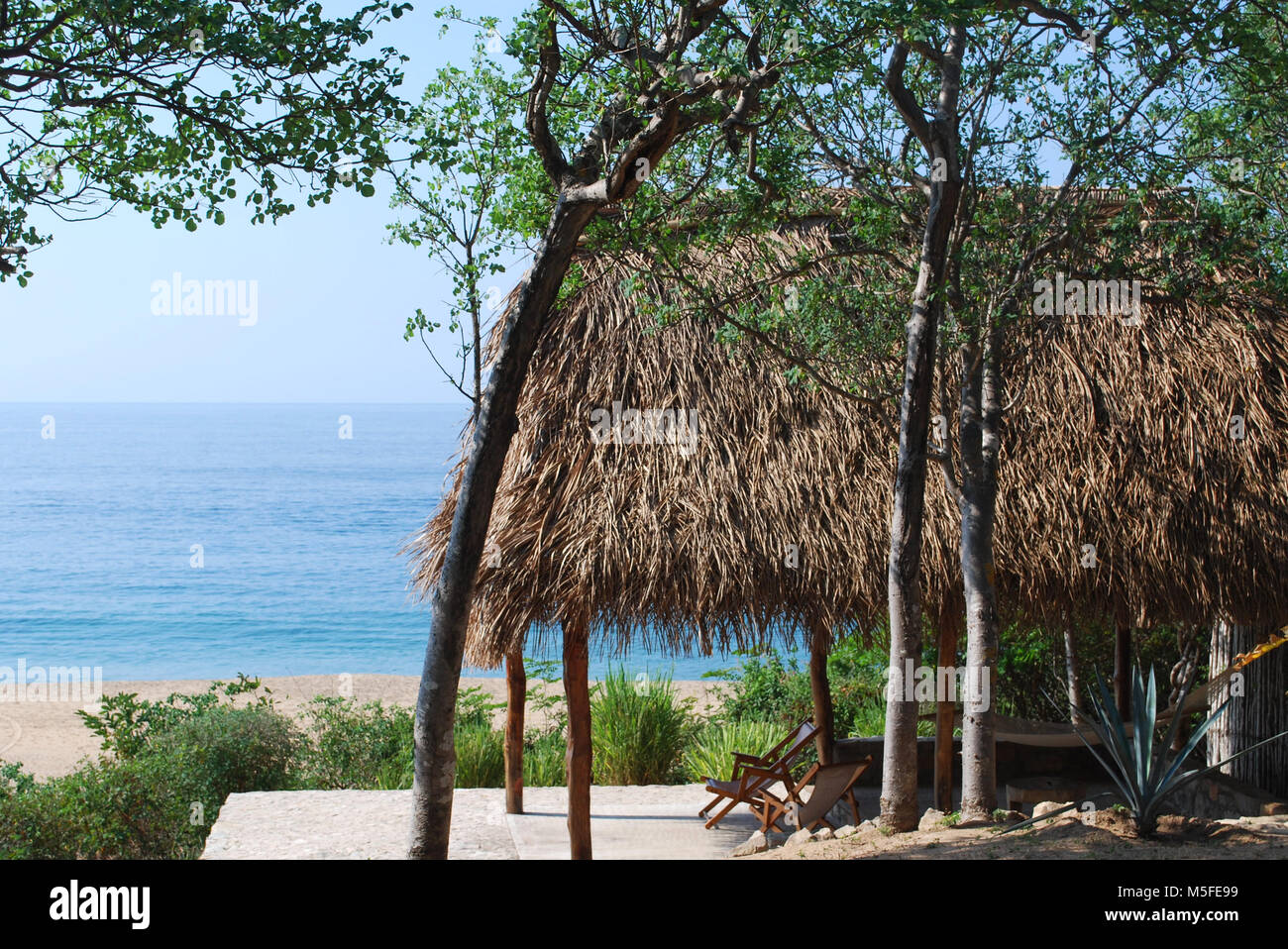 Outdoor Living - Sitz unter der Palapa mit Blick auf das Meer Stockfoto