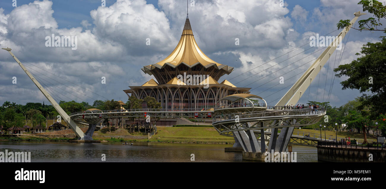 Die Darul Hana Brücke und Dewan Undangan Negeri Sarawak, Legislative Building, Kuching, Malaysia Stockfoto
