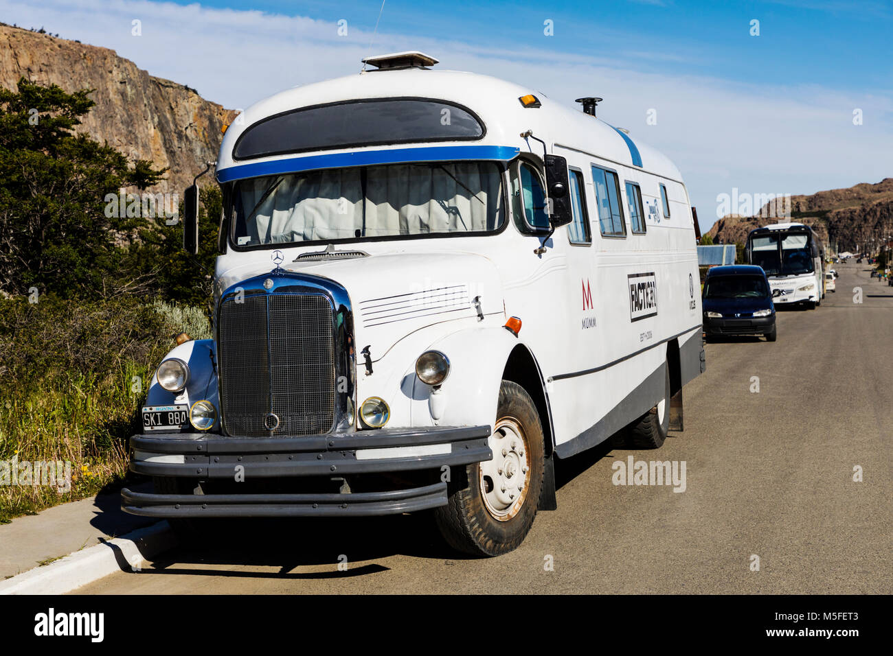 Benutzerdefinierte camping Bus; kleinen Bergdorf El Chaltén; Startpunkt, Cerro Torre und Cerro Fitz Roy, Patagonien, Argentinien Stockfoto