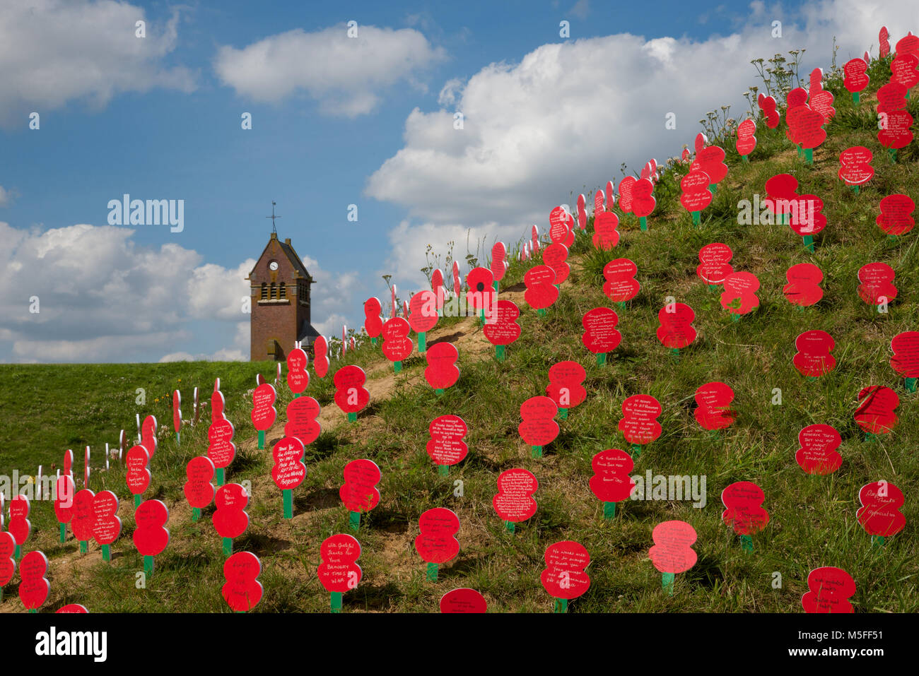 Zeichen der Erinnerung außerhalb der Thiepval Gedenkstätte, Frankreich auf den Jahrestag der ersten Tag der Schlacht an der Somme. Stockfoto