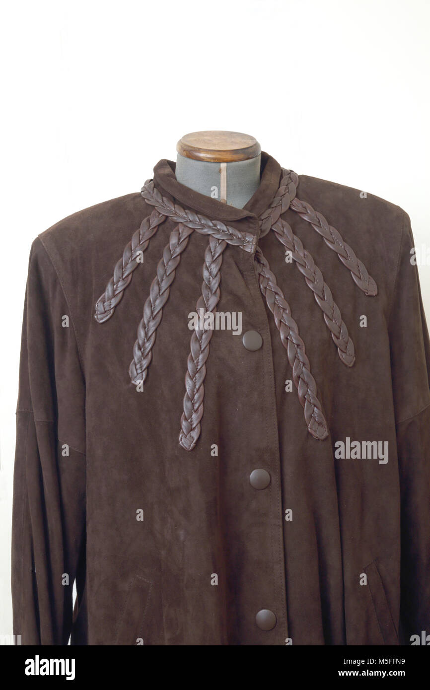 Braun Wildleder Mantel mit Streifen aus geflochtenem Leder Stockfoto