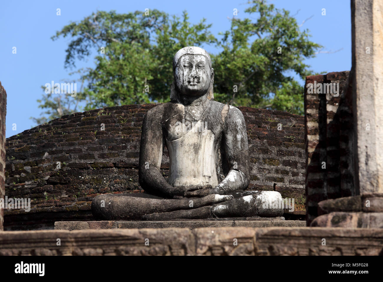 Giritale liegt im Norden der Provinz Sri Lanka die Vatadage Buddha sitzt in der virasana Position mit Händen in der Dhyana Mudra Stockfoto