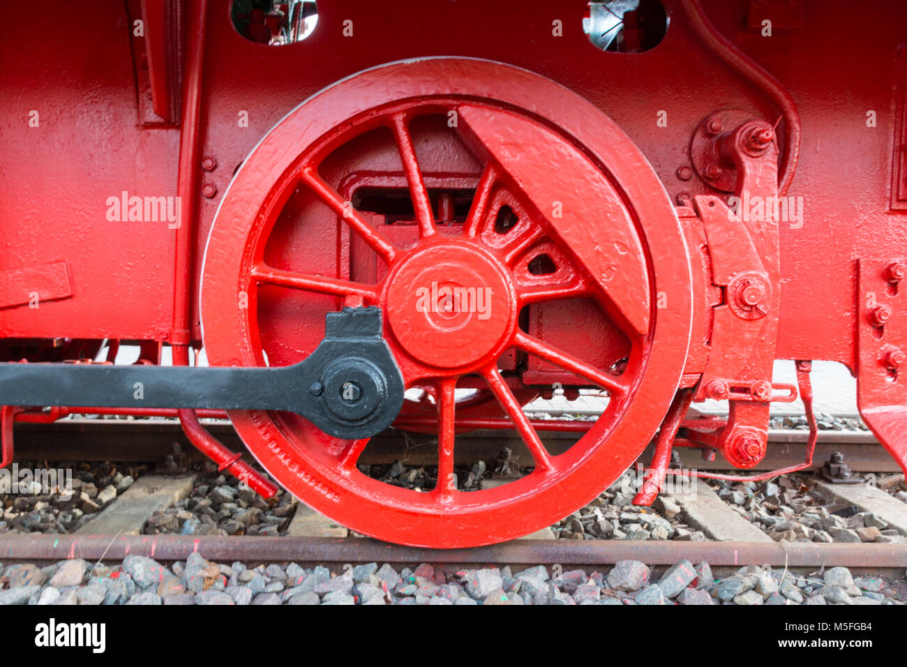 Wolfen, Deutschland - Februar 22,2018: Eisen Rad eines alten Lokomotive der ehemaligen Filmfabrik Wolfen. Stockfoto