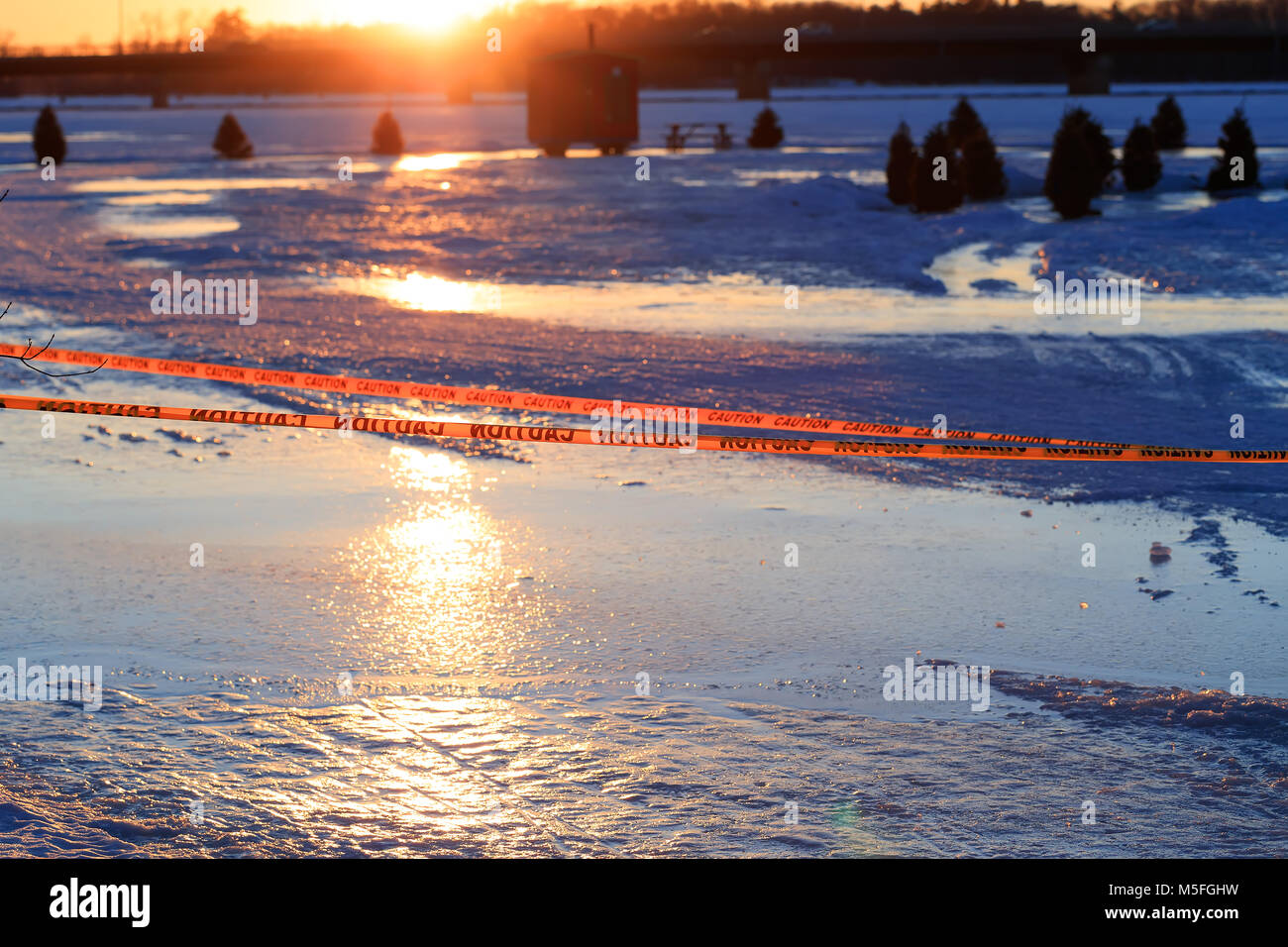 Warnhinweis für dünnes Eis im Fischerdorf installiert auf dem See an der Gefahr des Ertrinkens. Achtung oder Vorsicht Zeichen von ertrinken, gefrorenen See. Stockfoto