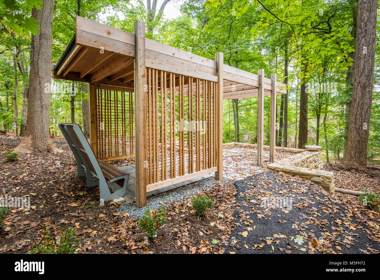Pavillon aus Holz Struktur in den Wäldern, eine landschaftlich Projekt für Walter Reed Hospital, Bethesda, Maryland. Stockfoto