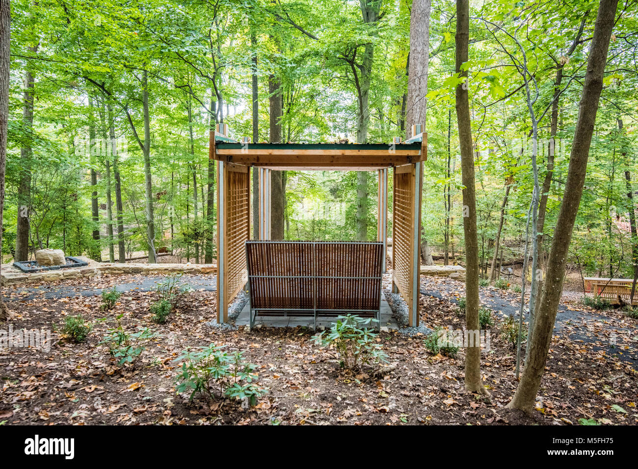 Pavillon aus Holz Struktur in den Wäldern, eine landschaftlich Projekt für Walter Reed Hospital, Bethesda, Maryland. Stockfoto