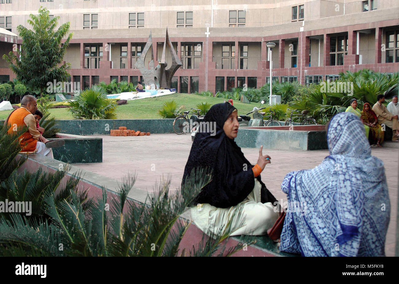 Menschen im Krankenhaus wartet, Bhopal, Madhya Pradesh, Indien, Asien Stockfoto