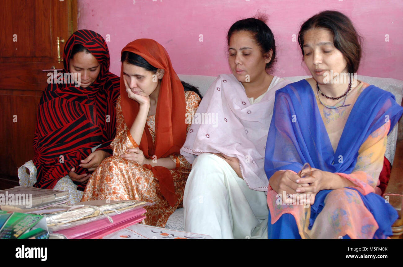 Frauen sitzen auf einem Sofa, die Katastrophe von Bhopal, Madhya Pradesh, Indien, Asien Stockfoto