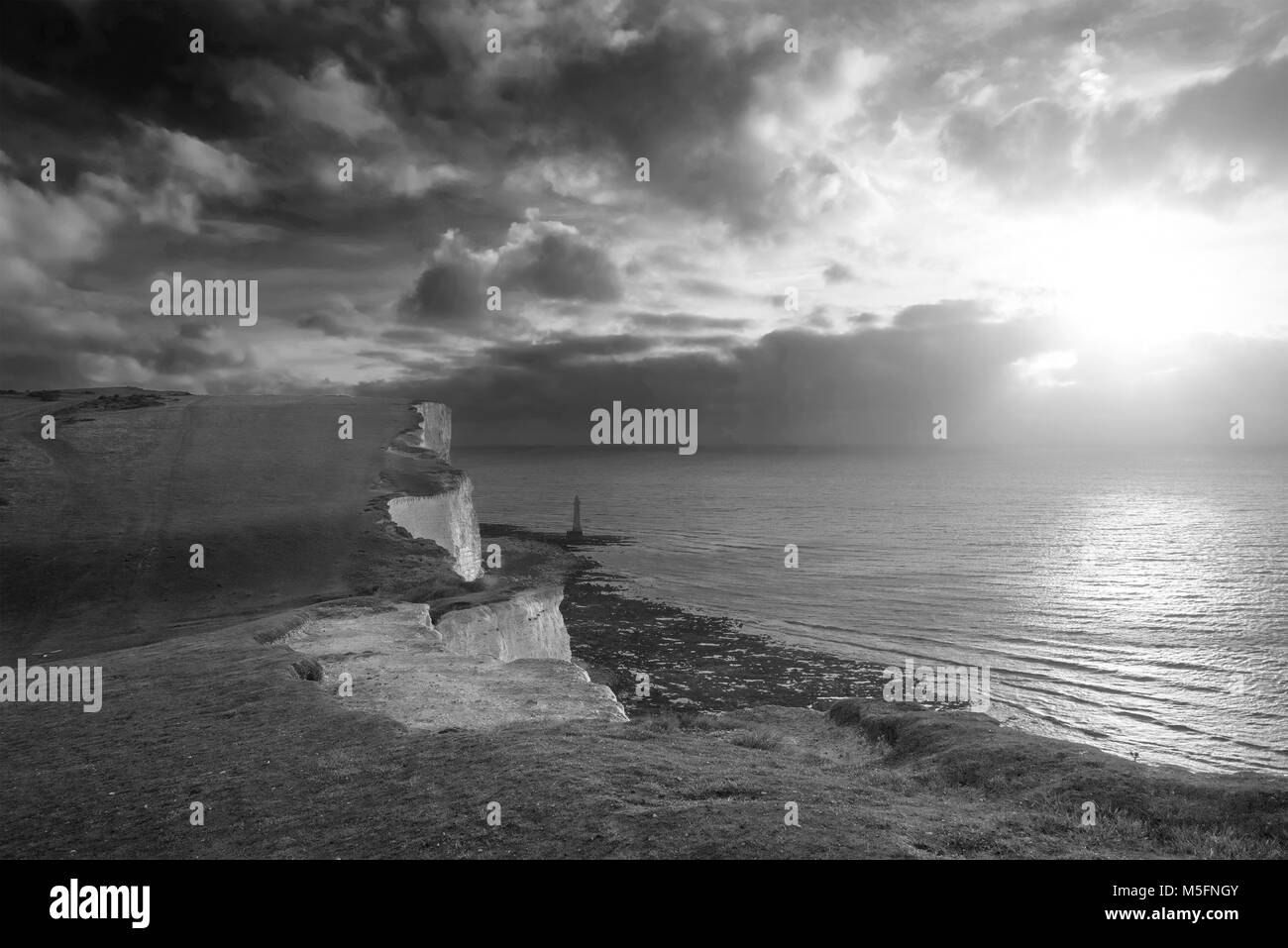 Schöne schwarze und weiße Landschaft Bild von Beachy Headt Leuchtturm auf der South Downs National Park während der stürmischen Himmel Stockfoto