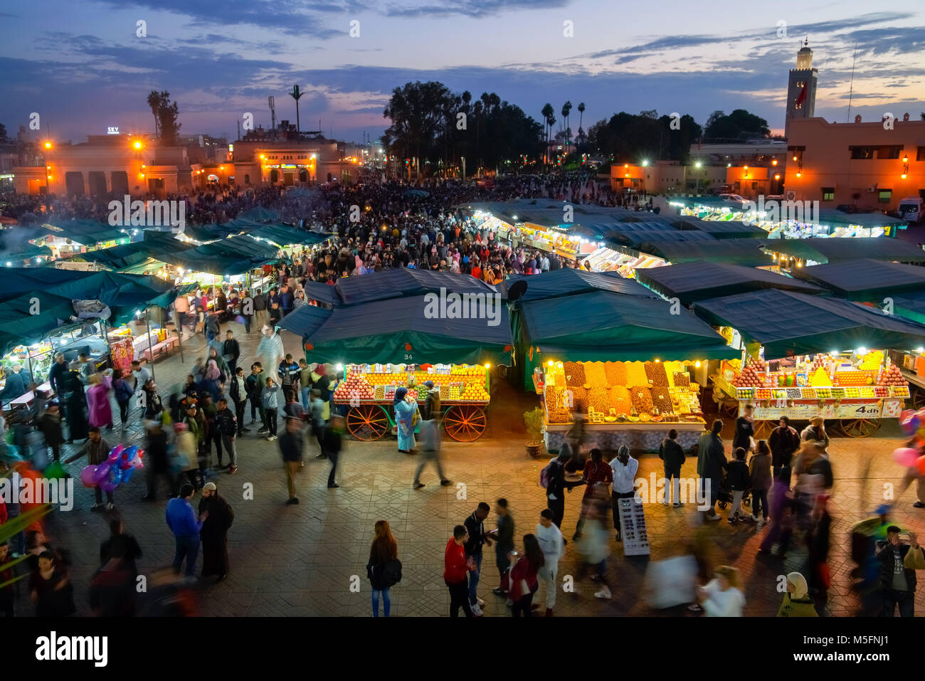 Blick auf den berühmten Platz Djemaa el-Fna und der Koutoubia Moschee in Marrakesch, Marokko. Stockfoto