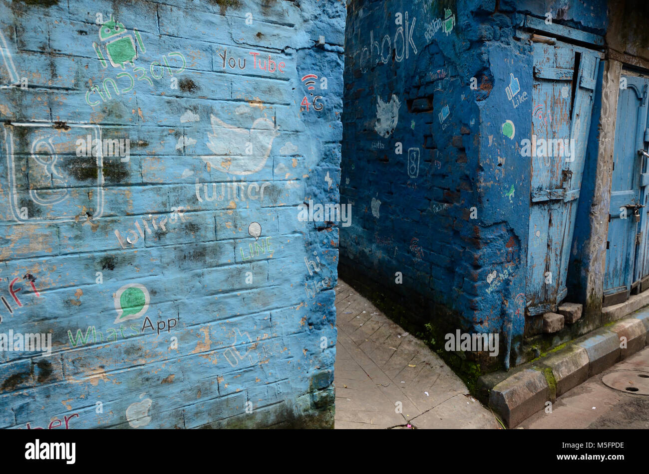 Bemalte Wände in der schmalen Gasse, Kolkata, West Bengal, Indien, Asien Stockfoto