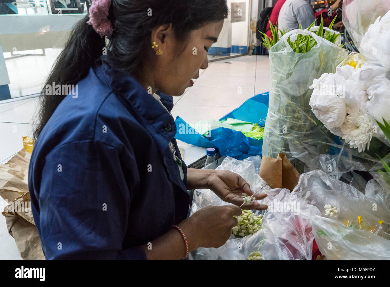 Eine Frau verfassen Sie eine Blumendekoration auf der Straße in Bangkok, Thailand Stockfoto Eine Frau verfassen Sie eine Blumendekoration auf der Straße in Bangkok, Thailand Stockfoto