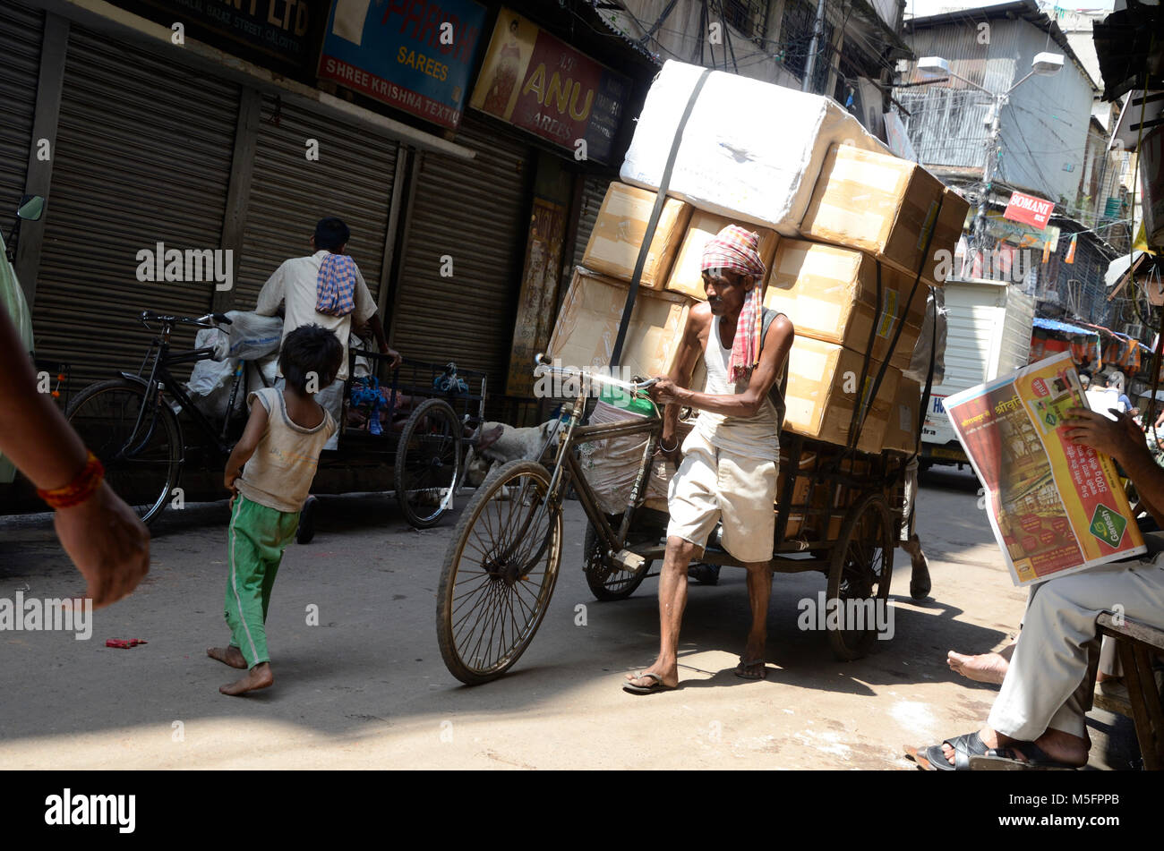 Mann ziehen Dreirad Rikscha, Kolkata, West Bengal, Indien, Asien Stockfoto