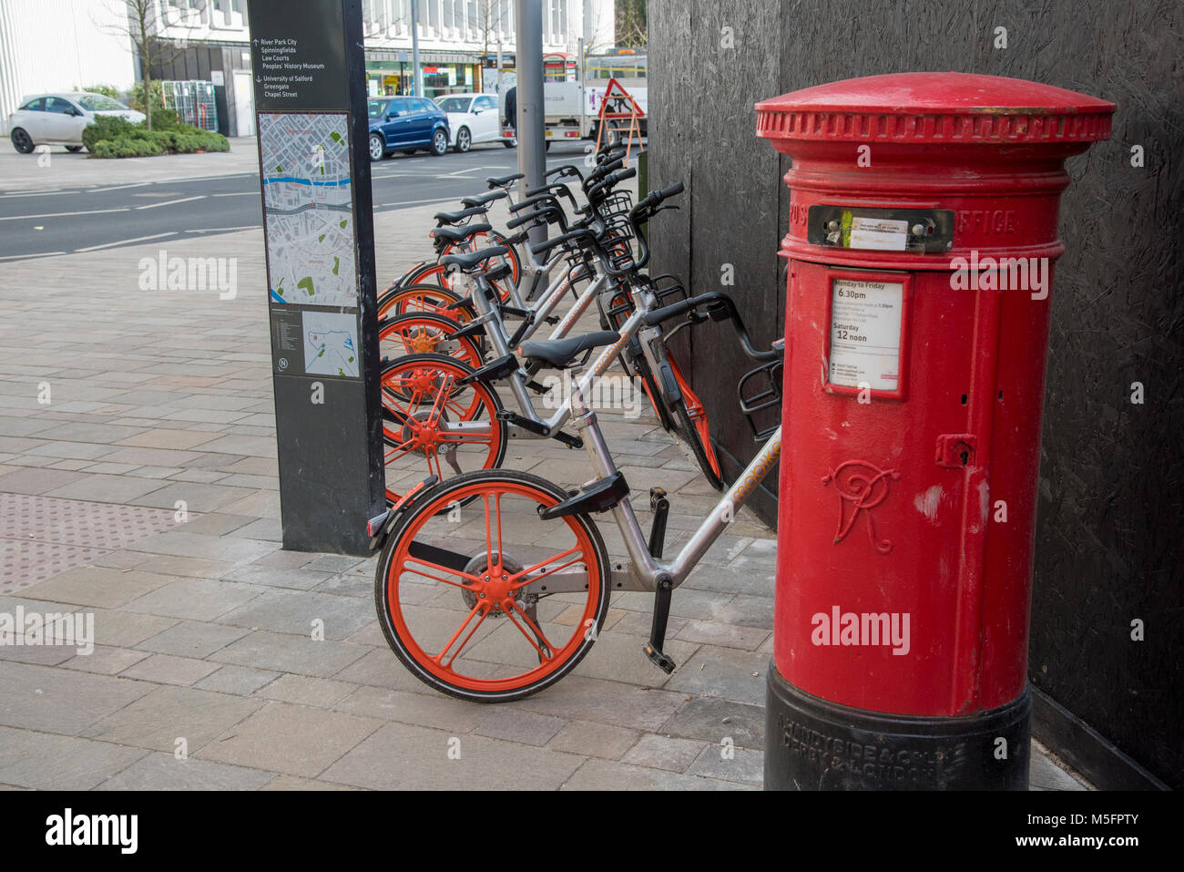 Mobikes Hauptbahnhof in der Nähe von Salford, Salford, Greater Manchester, Lancashire, England, Vereinigtes Königreich. Ein Fahrrad mieten in Manchester und Stockfoto