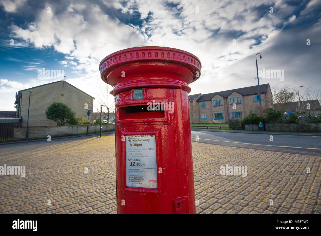 Red Royal Mail Post Box, Clitheroe, Lancashire, England, Vereinigtes Königreich. Stockfoto