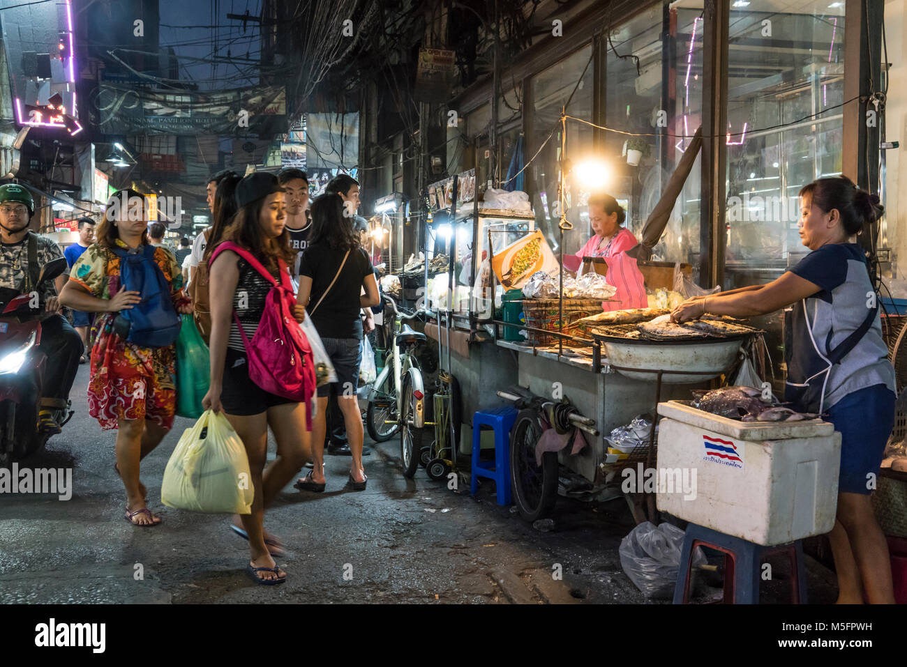 Das Essen bereit, sich an den Ständen auf der Straße bei Nacht in Bangkok, Thailand Stockfoto