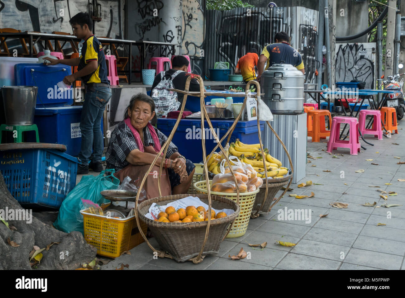 Eine Frucht Verkäufer in den Bürgersteig einer Bangkok street Stockfoto