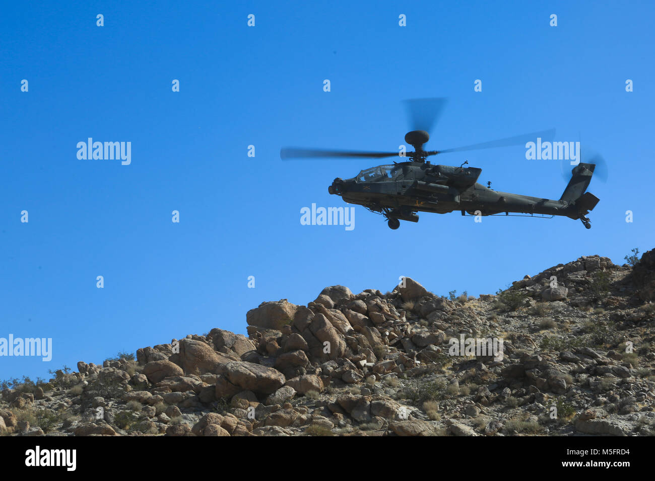 Us-Soldaten in den 3 Geschwader zugewiesen sind, 3.Kavallerie Regiments, Scout der Bereich Schulungen für simulierte Feinde in einem AH-64 Apache, während entscheidende Maßnahmen Rotation 18-04 am National Training Center in Fort Irwin, Calif., Feb 15, 2018. Entscheidende Maßnahmen Übungen am National Training Center sorgen Einheiten vielseitig bleiben, reaktionsschnell und konsequent für aktuelle und zukünftige Eventualitäten zur Verfügung. (U.S. Armee Foto von SPC. Esmeralda Cervantes, Operations, National Training Center) Stockfoto