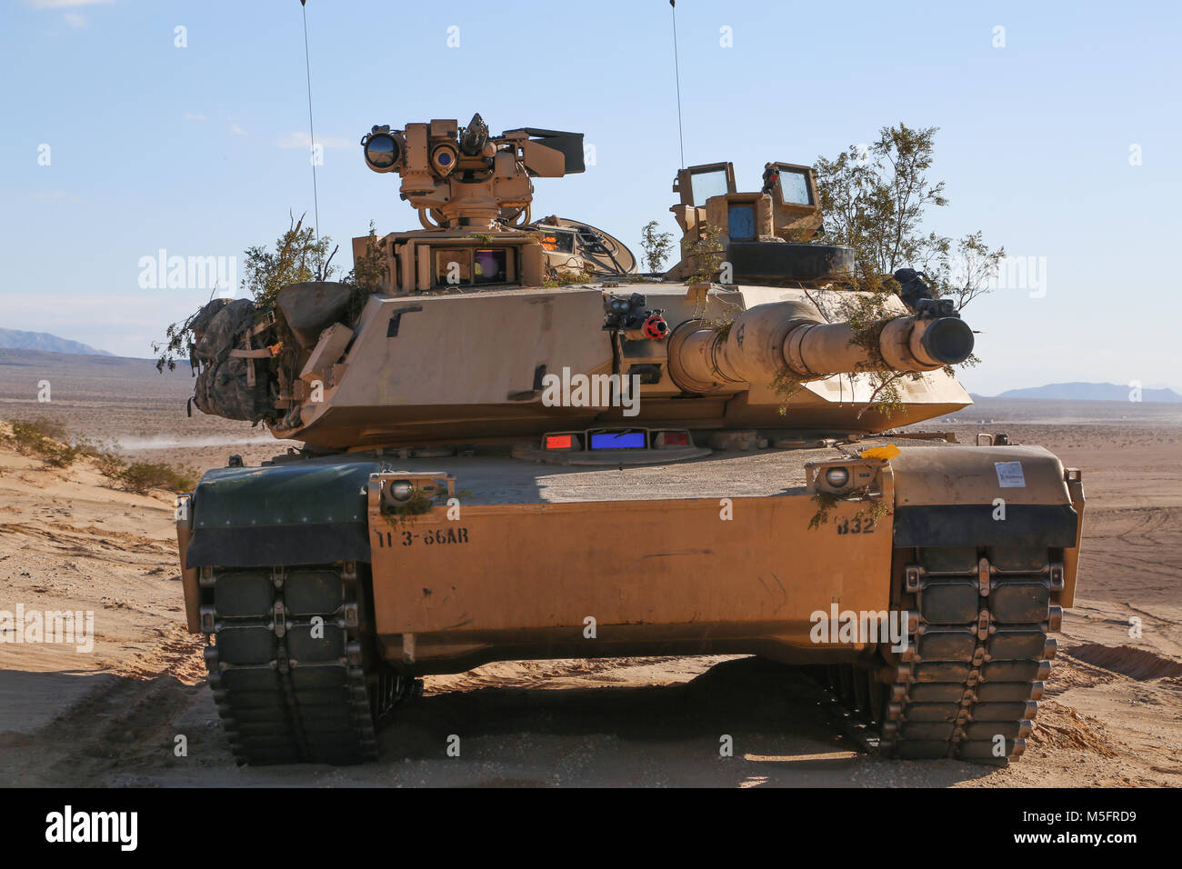 Us-Soldaten in den 3 Geschwader zugewiesen sind, 3.Kavallerie Regiments, der Bereich Scan in einem M1A2 Abrams Tank, während entscheidende Maßnahmen Rotation 18-04 am National Training Center in Fort Irwin, Calif., Feb 15, 2018. Entscheidende Maßnahmen Übungen am National Training Center sorgen Einheiten vielseitig bleiben, reaktionsschnell und konsequent für aktuelle und zukünftige Eventualitäten zur Verfügung. (U.S. Armee Foto von SPC. Esmeralda Cervantes, Operations, National Training Center) Stockfoto