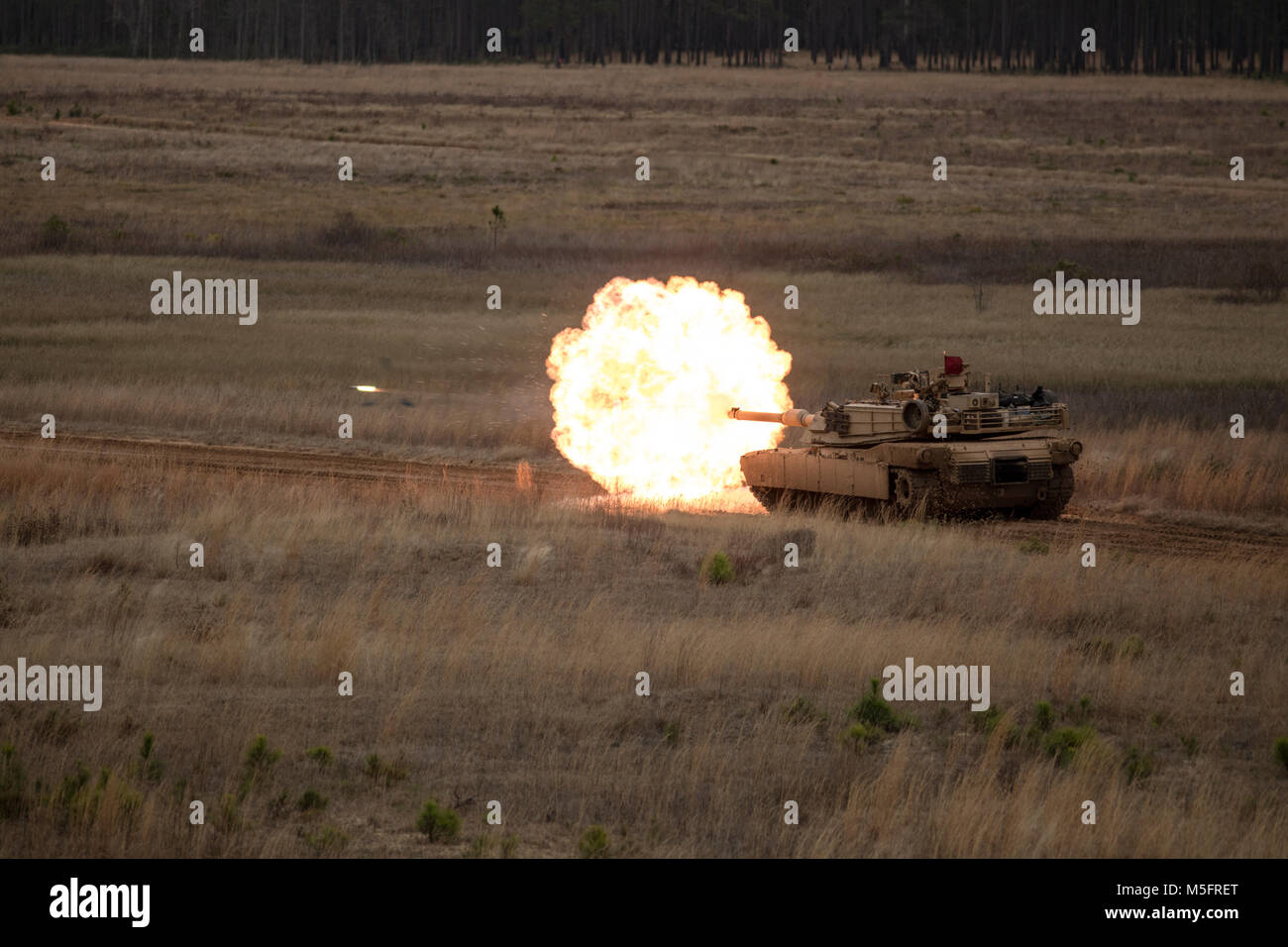 Eine M1A1 Abrams Tank mit 2 Tank Battalion, 2nd Marine Division rückt ein Ziel während der Halbjährlichen Qualifikationen als Teil einer Bereitstellung für Training in Fort Stewart, Ga, 13.02.2018. Die DFT bietet die Möglichkeit home station Bereichseinschränkungen zu, sowie die Fähigkeit des Bataillons Ausrüstung und Personal bereitstellen zu überwinden. (U.S. Marine Corps Foto von Cpl. Aaron Henson) Stockfoto