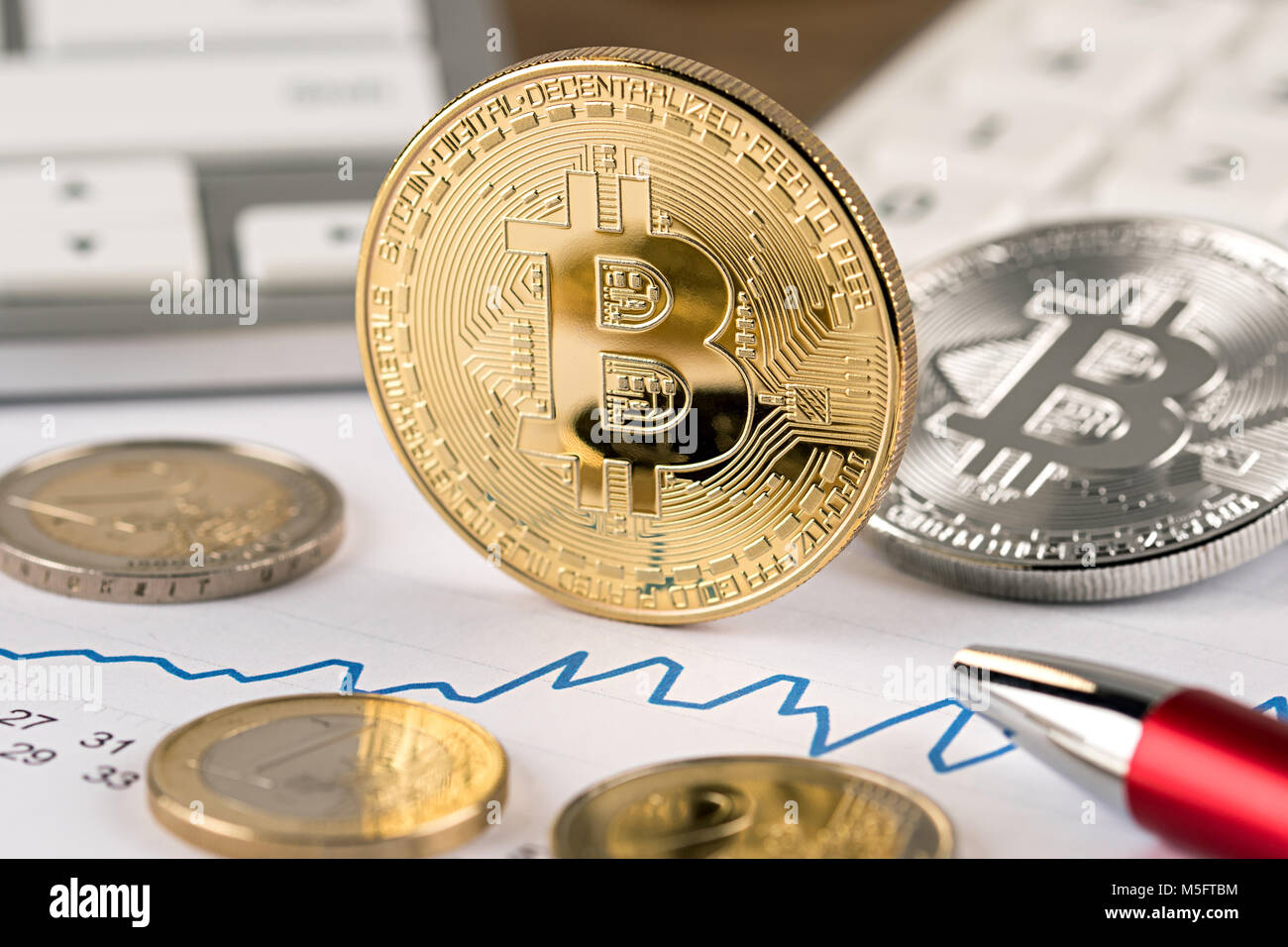 Bitcoin crypto euro Währungsumtausch Finanzkonzept golden silber Kupfer  Münzen auf Rechner Schreibtisch aus Holz mit Tastatur und roter Stift  Stockfotografie - Alamy