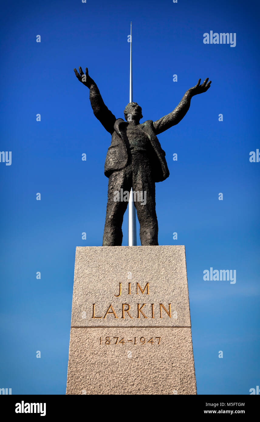 Statue von Jim Larkin Statue, Irish Trade Union Leader und sozialistischer Aktivist, mit der Spitze hinter sich. O'Connell Street im Stadtzentrum von Dublin, Irland. Stockfoto
