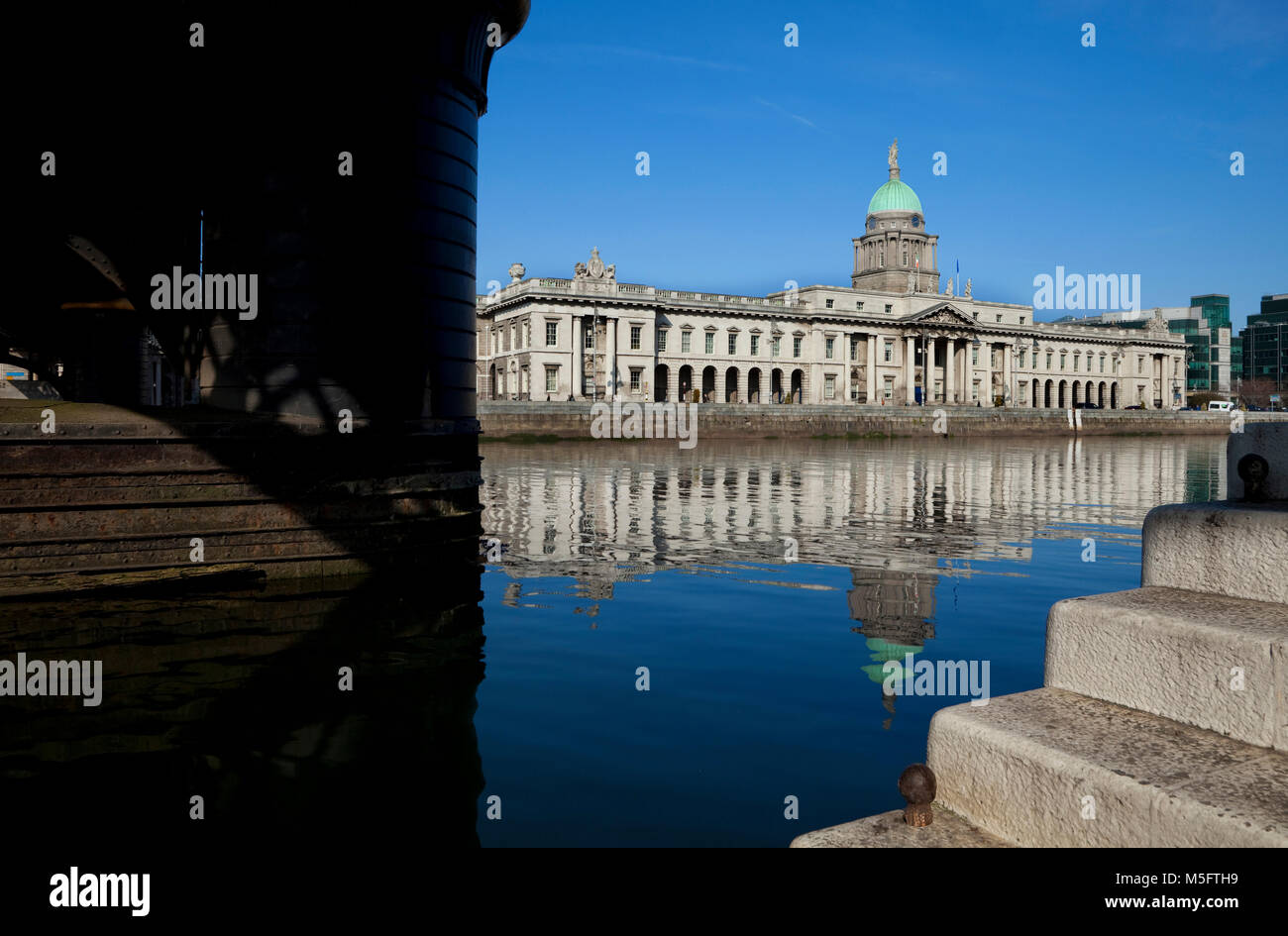 Custom House, ein Gebäude neoklassischen 18. Jahrhundert entworfen von James Gandon, neben den Fluss LIffey, Stadt Dublin, Irland Stockfoto