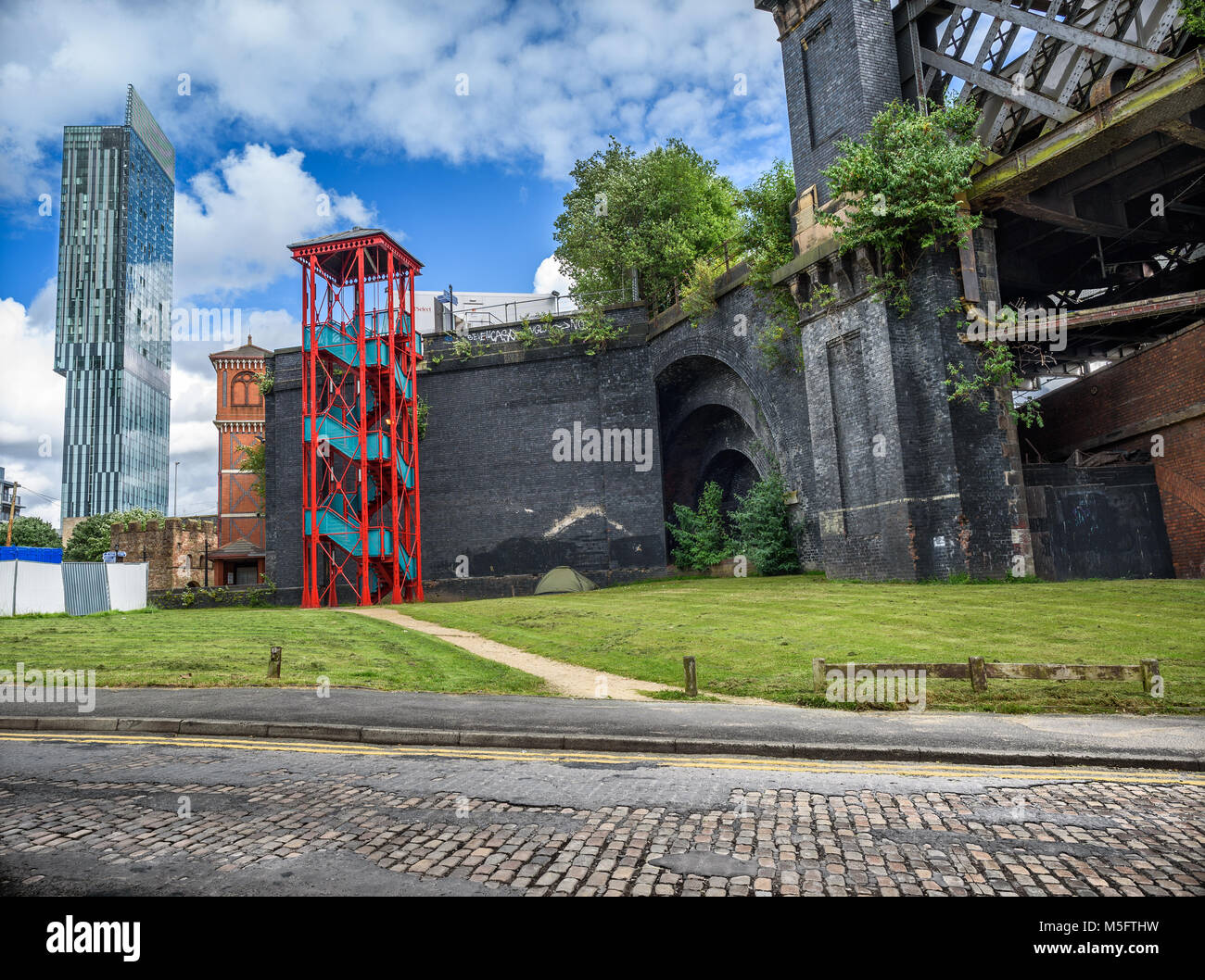 Die Castlefields Gegend von Manchester, UK, der Kontrast zwischen alter und neuer Architektur, einschließlich der Beetham Tower. Stockfoto