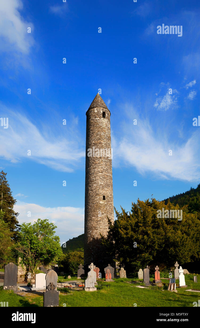 Die mittelalterlichen Rundturm in Glendalough, County Wicklow, Irland Stockfoto