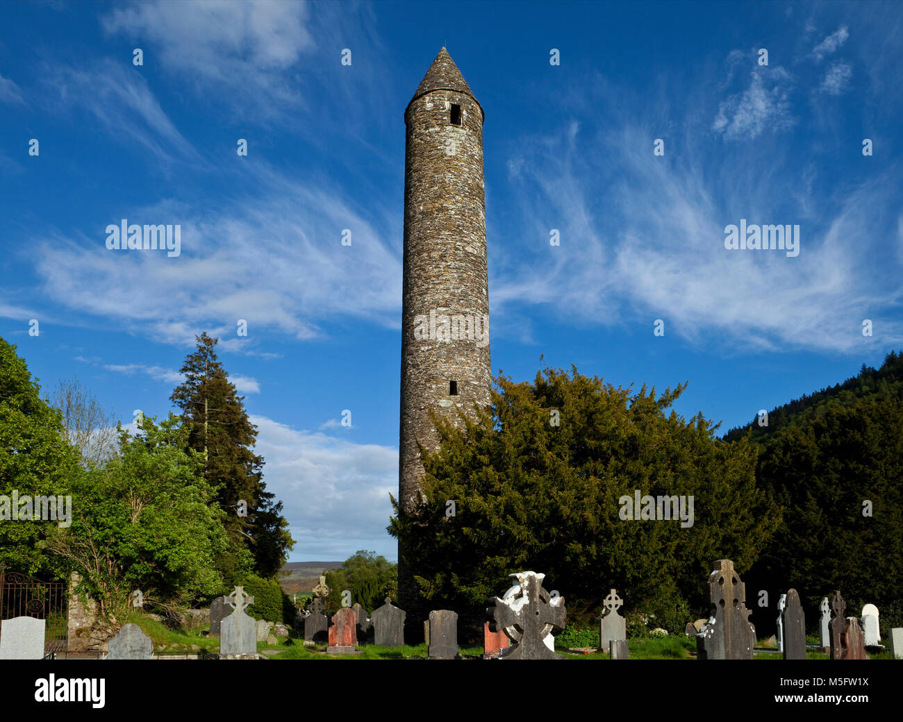 Die mittelalterlichen Rundturm in Glendalough, County Wicklow, Irland Stockfoto