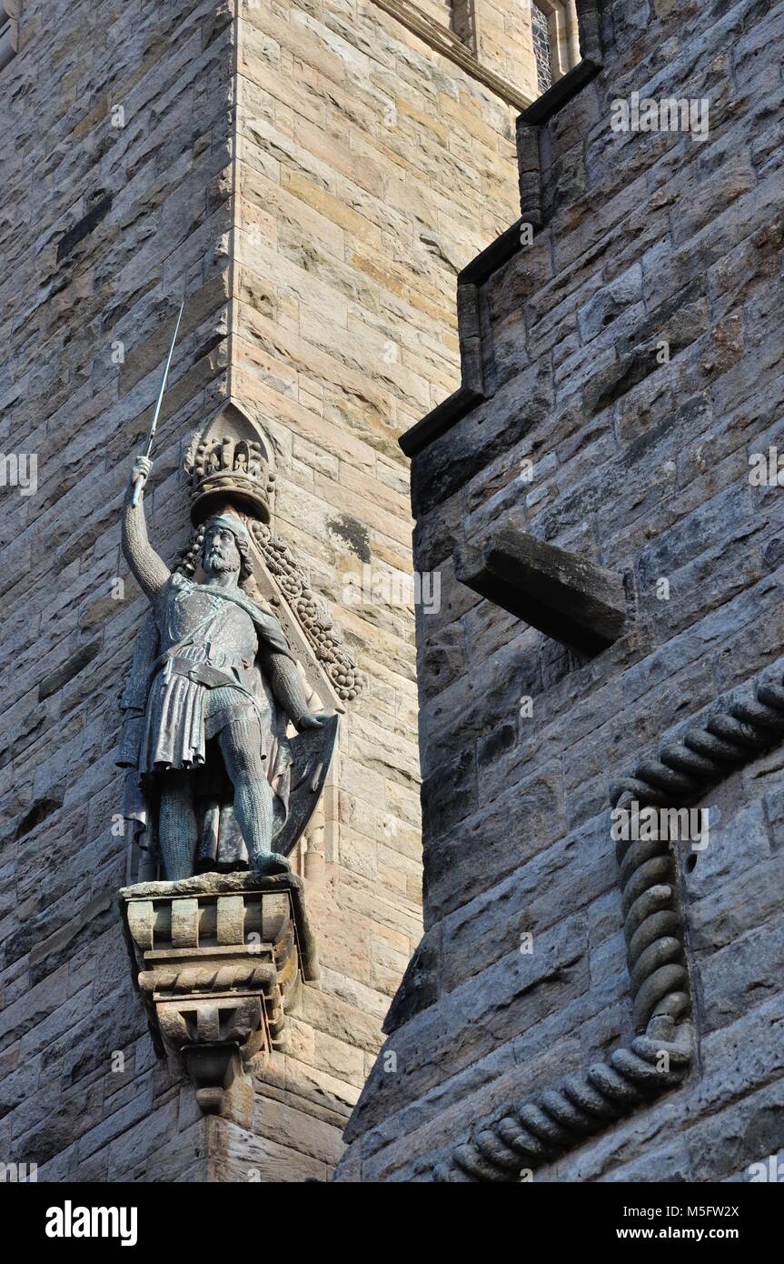 William Wallace Statue auf dem Turm mit Teil der Keeper Lodge mit Blick auf den Nationalen Wallace Monument außerhalb von Stirling, Schottland Stockfoto