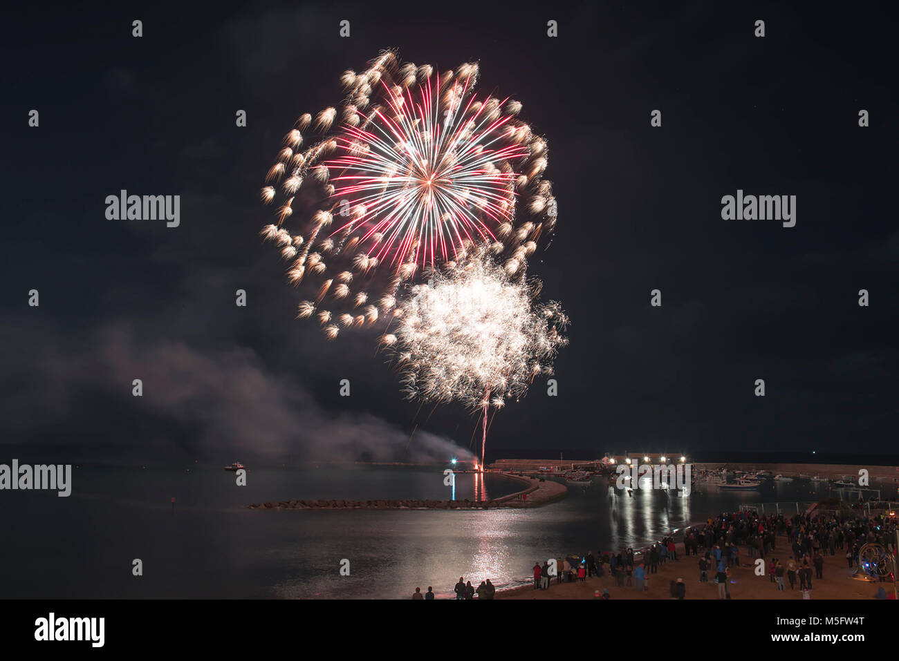 Menschenmassen versammeln sich in Lyme Regis, Dorset am 4. November 2017 das jährliche Feuerwerk und Lagerfeuer Guy Fawkes Nacht zu feiern, zu genießen. Stockfoto