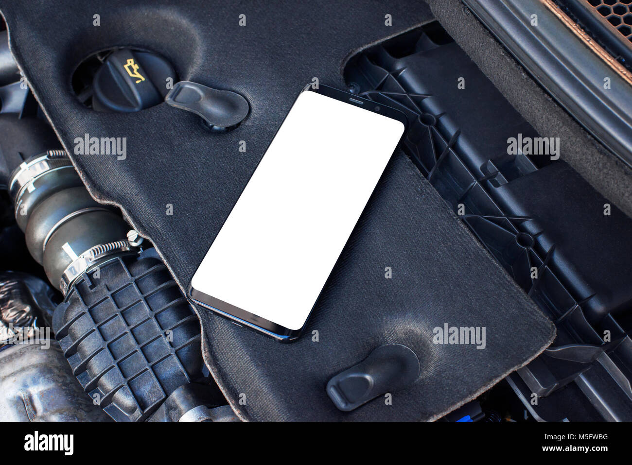 Mobiltelefon mit isolierten Bildschirm Auto Motor. Die apps für Auto Wartung und Analyse zu fördern. Stockfoto