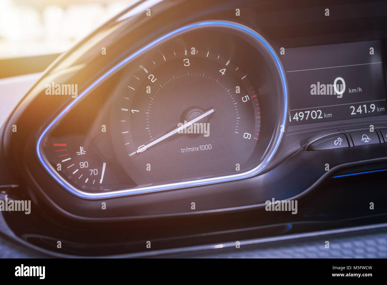 Auto Drehzahlmesser hautnah. Moderne Einrichtung mit blauen LED-Licht  Stockfotografie - Alamy