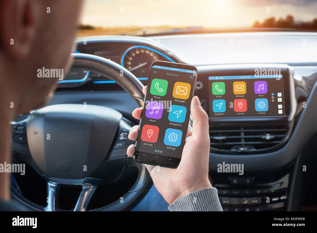 Treiber verwendet ein Mobiltelefon mit smart Driving Assistance Apps. Die app ist zu einem Auto Computer angeschlossen ist und auf dem Display angezeigt. Stockfoto