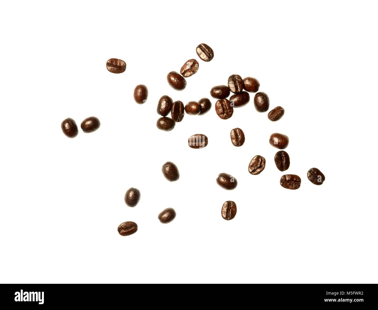 Kaffeebohnen isolieren, eine Sicht von oben closeup Foto Bild von verstreuten dunkel geröstete Kaffeebohnen auf weißen hellen Hintergrund isolieren, dunkelbraune Farbe Stockfoto