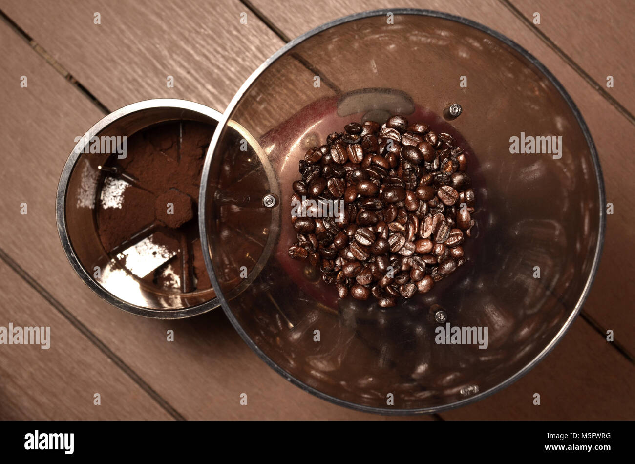 Kaffeemuhle Maschine Ansicht Von Oben Nahaufnahme Der Kaffeemuhle Maschine Eine Kaffeebohne In Einem Bohnenbehalter Und Gemahlenen Kaffee In Eine Masse Angegebenen Vorhanden Stockfotografie Alamy
