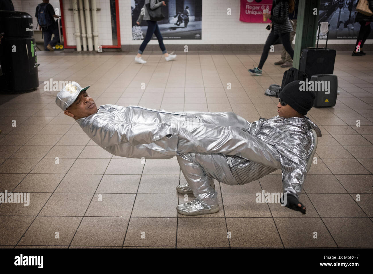 60 Jahre alten Breakdance legende Roger G & seine Partner einzigartige Kraft am Union Square U-Bahn Station in Manhattan, New York City. Stockfoto