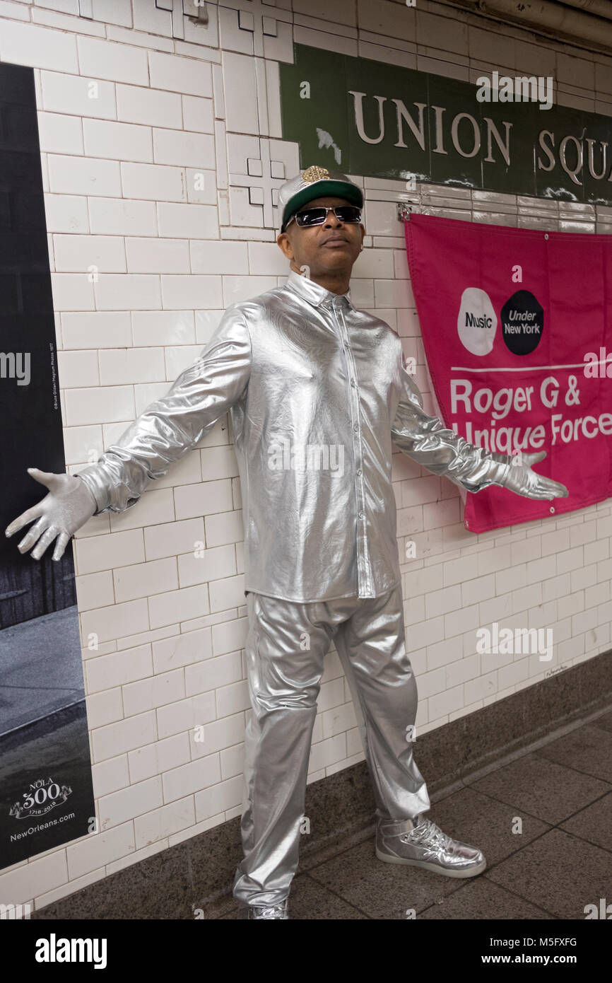 60 Jahre alten Breakdance legende Roger G posiert für ein Foto zwischen den Leistungen in der Union Square U-Bahn Station in Manhattan, New York City. Stockfoto