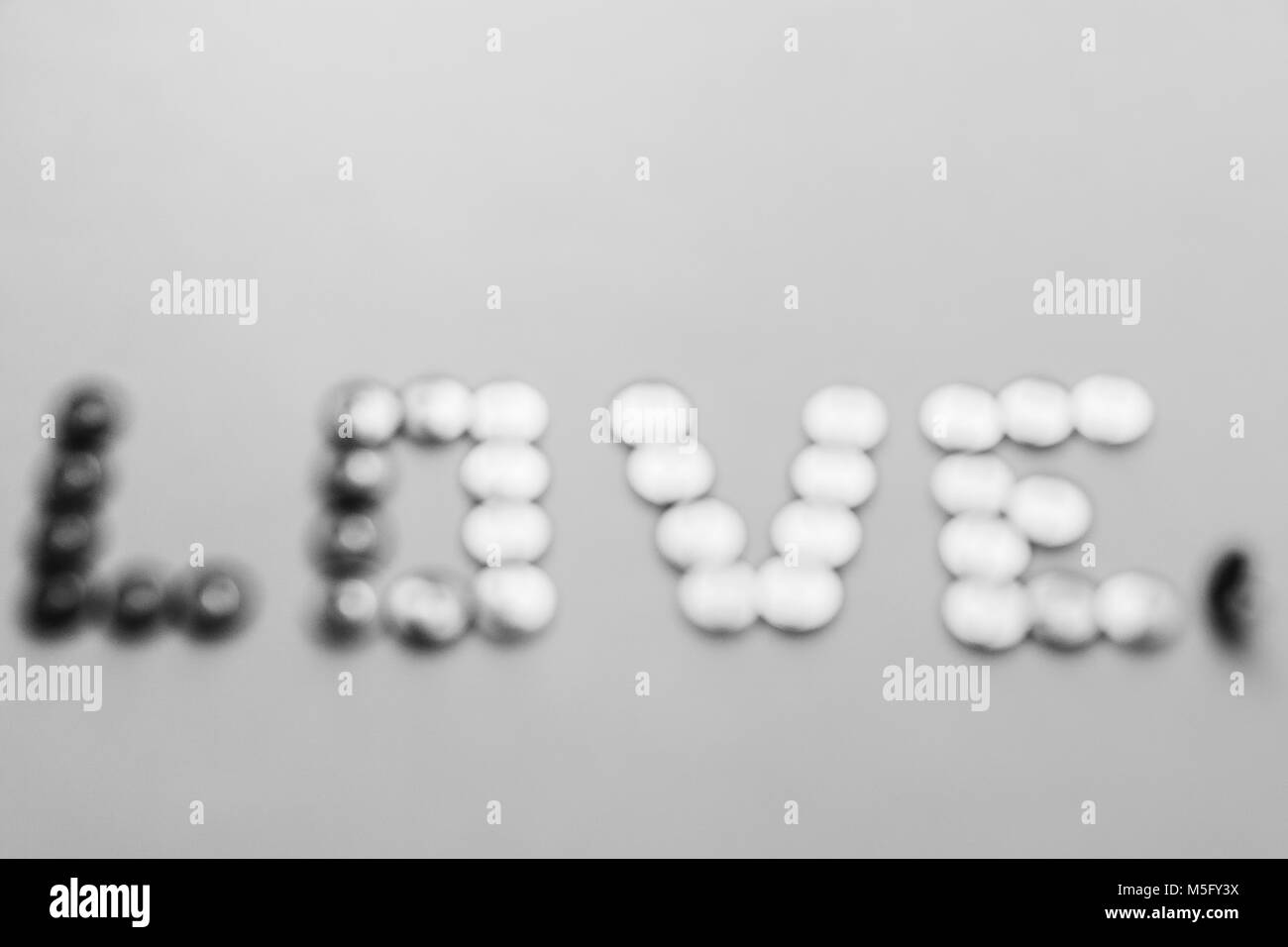 Blured Wort Liebe von den Stiften Sammlung von Schreibwaren bunten Tasten, Schwarz und Weiß Love theme. Stockfoto