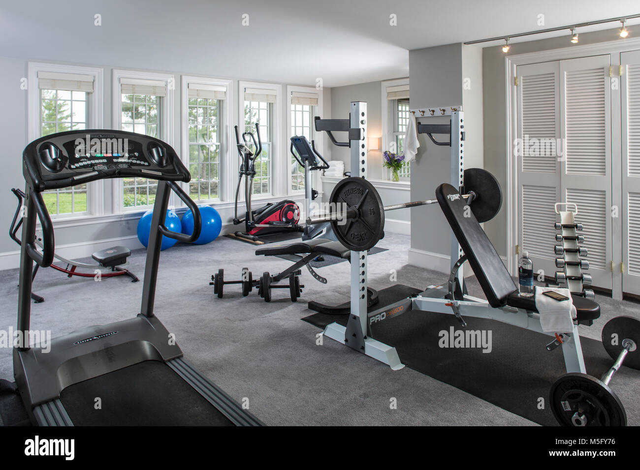 Fitnessraum mit Laufbändern und Gewichten Maschinen, Blair Hill Inn, Greenville, Maine Stockfoto