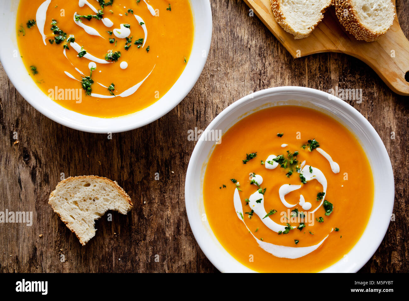 Paar Schüsseln Suppe mit Gemüse aus ökologischem Anbau Stockfoto