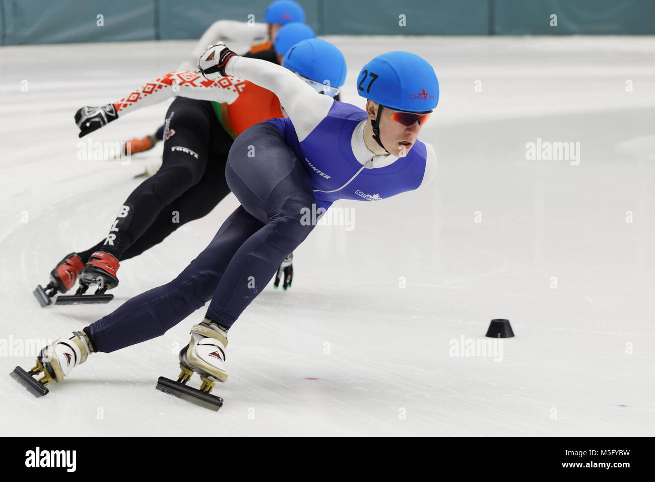 St. Petersburg, Russland - 18. Februar 2018: Athleten im Short Track Speed Skating bei Pavlovsky Cup konkurrieren. Athleten aus 6 Ländern teil Stockfoto