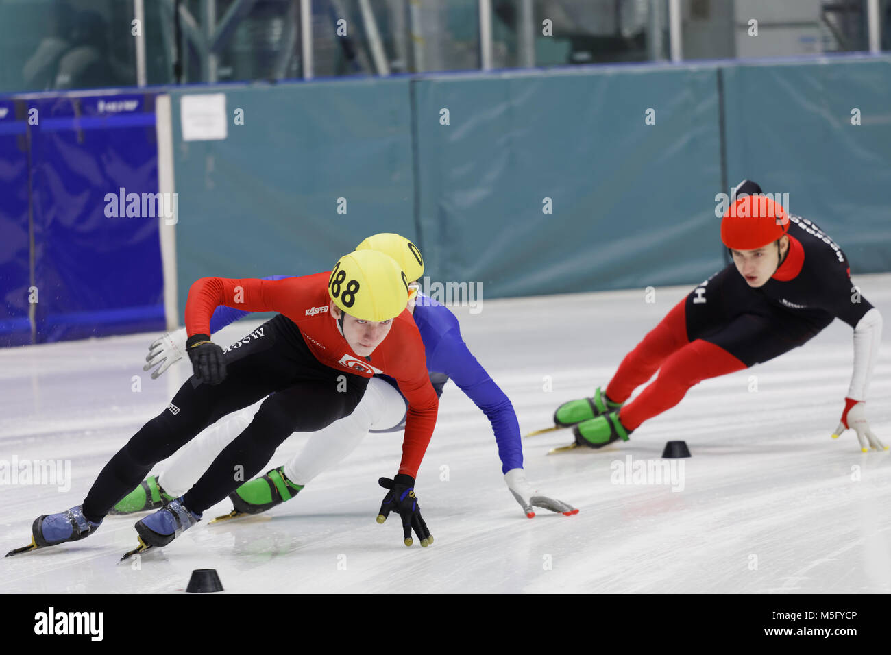 St. Petersburg, Russland - 18. Februar 2018: Athleten im Short Track Speed Skating bei Pavlovsky Cup konkurrieren. Athleten aus 6 Ländern teil Stockfoto