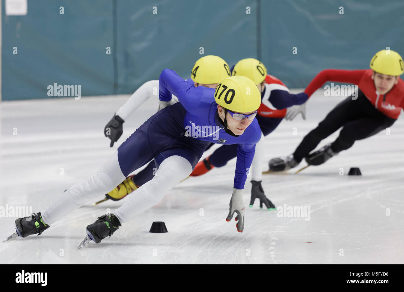 St. Petersburg, Russland - 18. Februar 2018: Athleten im Short Track Speed Skating bei Pavlovsky Cup konkurrieren. Athleten aus 6 Ländern teil Stockfoto