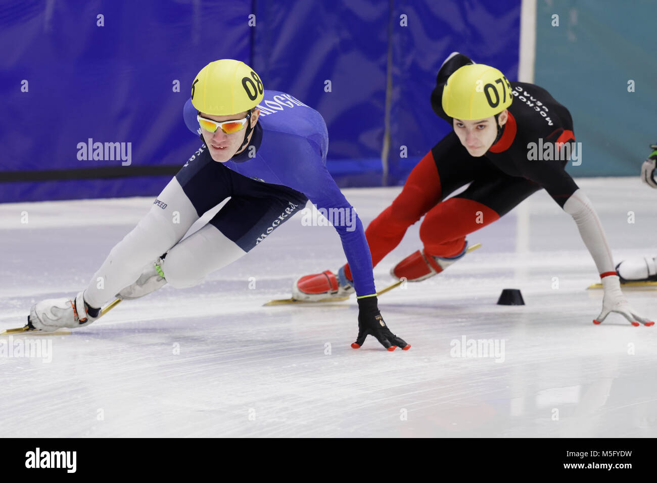 St. Petersburg, Russland - 18. Februar 2018: Athleten im Short Track Speed Skating bei Pavlovsky Cup konkurrieren. Athleten aus 6 Ländern teil Stockfoto