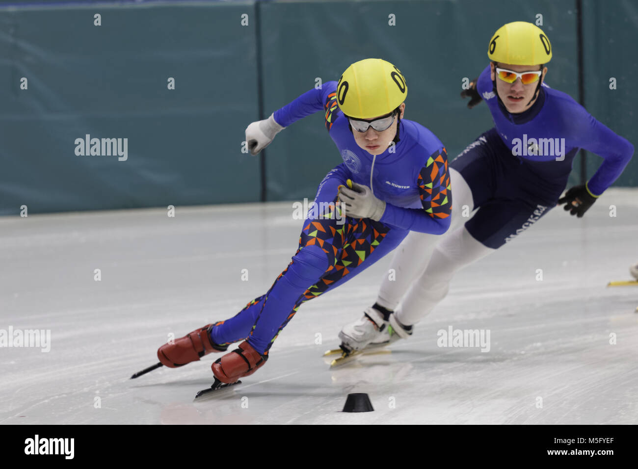 St. Petersburg, Russland - 18. Februar 2018: Athleten im Short Track Speed Skating bei Pavlovsky Cup konkurrieren. Athleten aus 6 Ländern teil Stockfoto