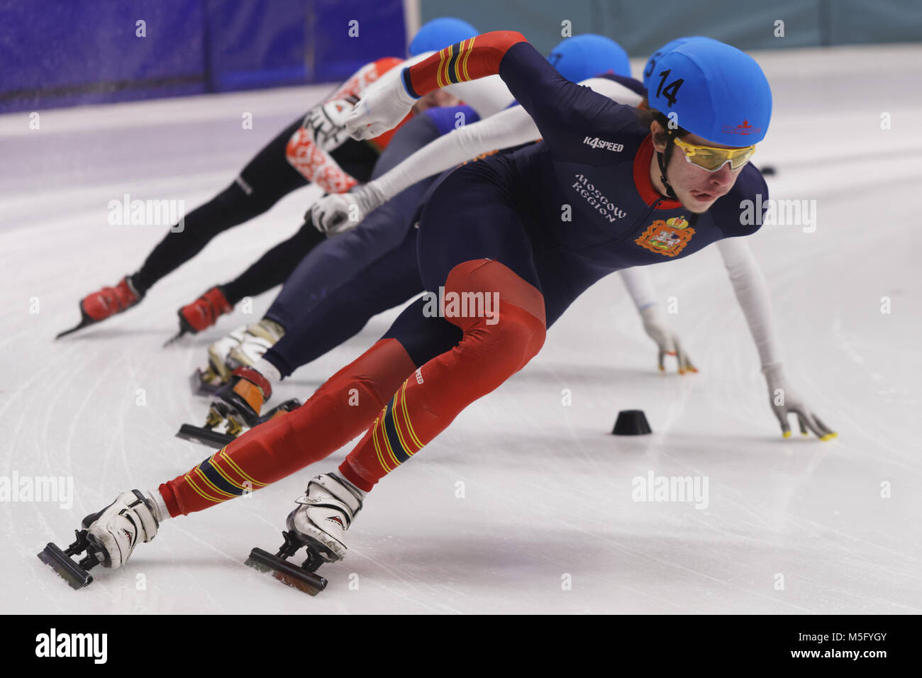 St. Petersburg, Russland - 18. Februar 2018: Athleten im Short Track Speed Skating bei Pavlovsky Cup konkurrieren. Athleten aus 6 Ländern teil Stockfoto