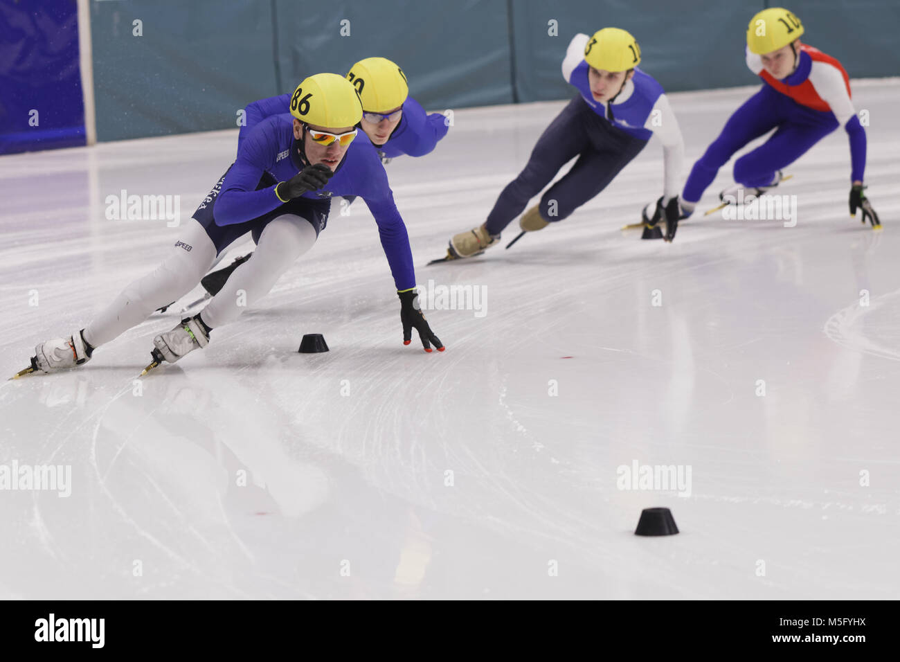 St. Petersburg, Russland - 18. Februar 2018: Athleten im Short Track Speed Skating bei Pavlovsky Cup konkurrieren. Athleten aus 6 Ländern teil Stockfoto