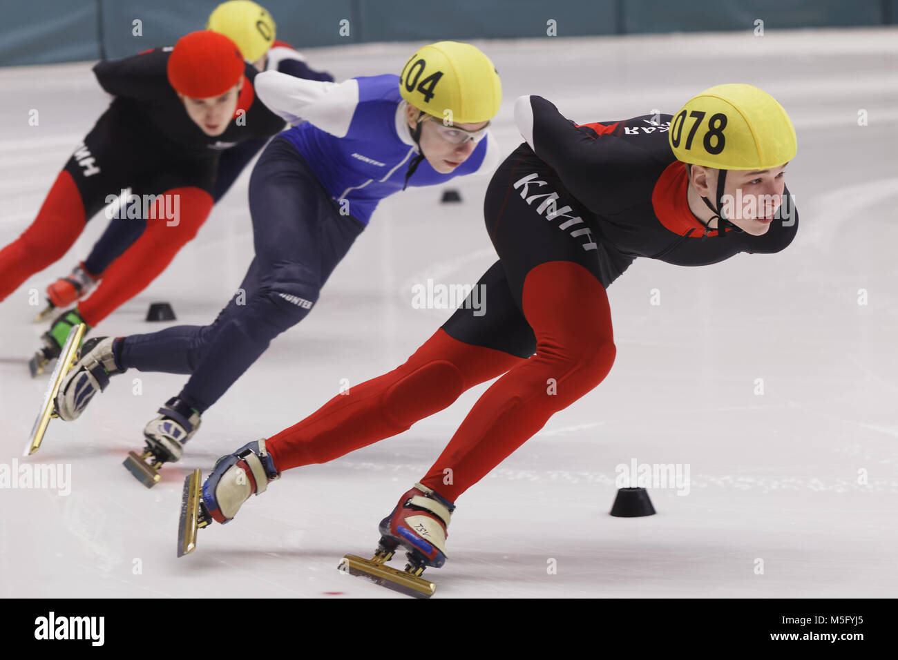 St. Petersburg, Russland - 18. Februar 2018: Athleten im Short Track Speed Skating bei Pavlovsky Cup konkurrieren. Athleten aus 6 Ländern teil Stockfoto